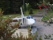 В Парке Победы установили боевой самолет Су-24 В Парке Победы установили боевой самолет Су-24