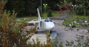 В Парке Победы установили боевой самолет Су-24