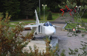 В Парке Победы установили боевой самолет Су-24