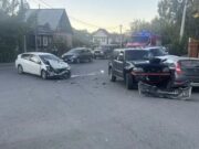 В столкновении трех автомобилей в Горно-Алтайске пострадали четверо детей В столкновении трех автомобилей в Горно-Алтайске пострадали четверо детей