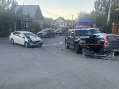 В столкновении трех автомобилей в Горно-Алтайске пострадали четверо детей В столкновении трех автомобилей в Горно-Алтайске пострадали четверо детей