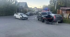 В столкновении трех автомобилей в Горно-Алтайске пострадали четверо детей