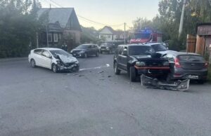 В столкновении трех автомобилей в Горно-Алтайске пострадали четверо детей В столкновении трех автомобилей в Горно-Алтайске пострадали четверо детей