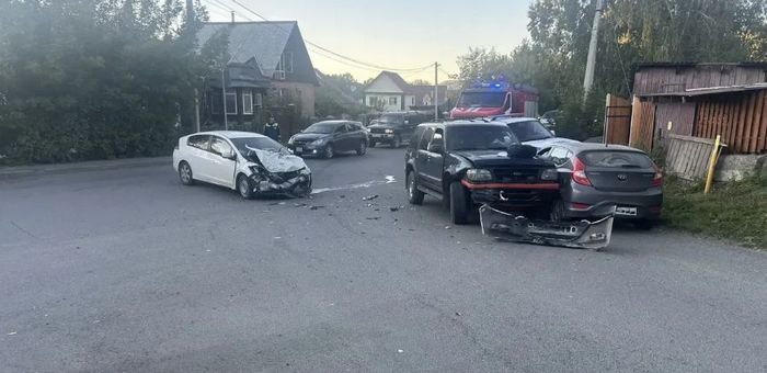 В столкновении трех автомобилей в Горно-Алтайске пострадали четверо детей
