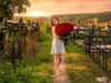 Женщина стащила с кладбища огромный букет роз, чтобы сделать селфи Женщина стащила с кладбища огромный букет роз, чтобы сделать селфи