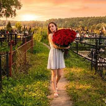 Женщина стащила с кладбища огромный букет роз, чтобы сделать селфи