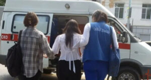 Студентка педколледжа потеряла сознание на линейке Студентка педколледжа потеряла сознание на линейке