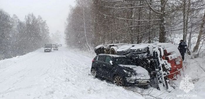 На Кукуинском перевале съехал с дороги и опрокинулся бензовоз