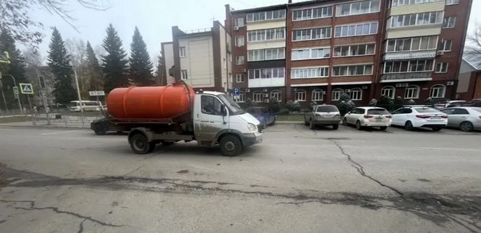 Грузовик сбил семилетнюю девочку в Горно-Алтайске, ее госпитализировали с тяжелыми травмами