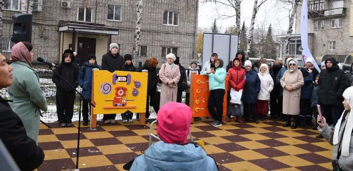 Дворы трех многоквартирных домов благоустроили в Горно-Алтайске