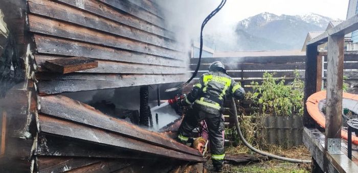 За сутки произошло два пожара: в Чемале горел дом, в Подгорном – хозпостройка