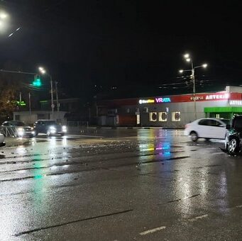 Четыре человека пострадали в столкновении двух автомобилей в Горно-Алтайске