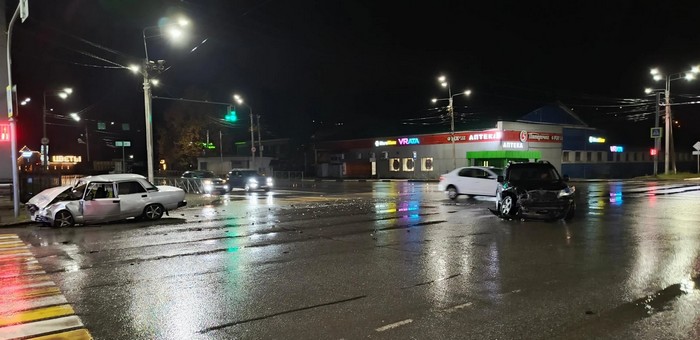 Четыре человека пострадали в столкновении двух автомобилей в Горно-Алтайске