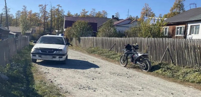 Подросток на мотоцикле сломал руку в результате ДТП в Усть-Коксе
