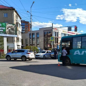 Горожанка без прав на иномарке столкнулась с автобусом в Горно-Алтайске