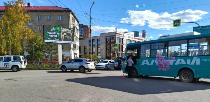 Горожанка без прав на иномарке столкнулась с автобусом в Горно-Алтайске