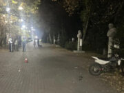 Пьяный подросток на мотоцикле сбил прохожего на тротуаре Пьяный подросток на мотоцикле сбил прохожего на тротуаре