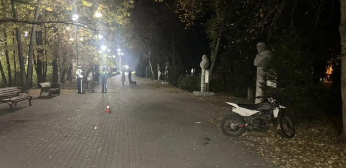 Пьяный подросток на мотоцикле сбил прохожего на тротуаре