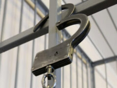 Суд отправил в колонию полицейского, избившего задержанного