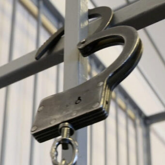 Суд отправил в колонию полицейского, избившего задержанного